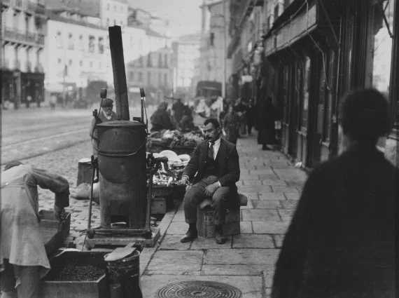 Tostador de café en la calle Toledo, alrededor de 1925. Fotografía: Sánchez Portela