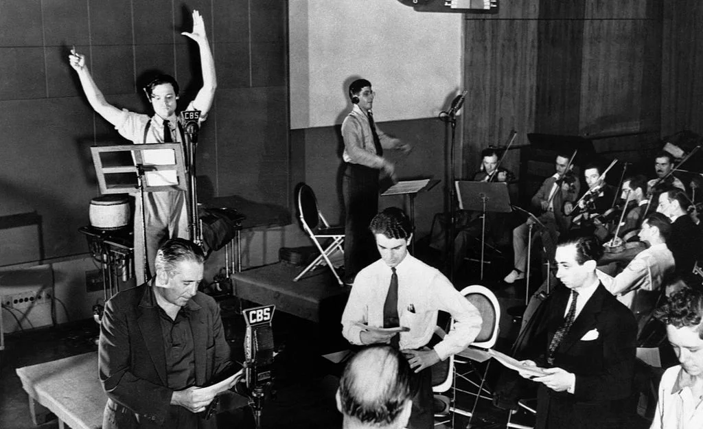 Welles y su equipo en plena retransmisión del fake (1938)e