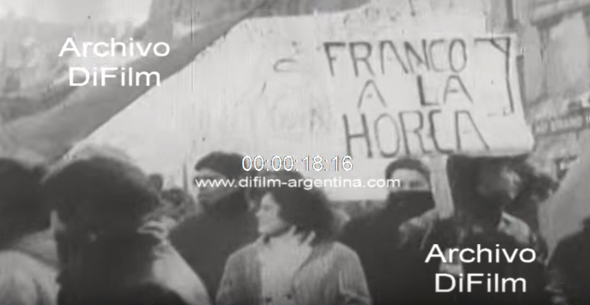 «Franco a la horca», pancarta de los manifestantes (DiFilm. España, 1969)