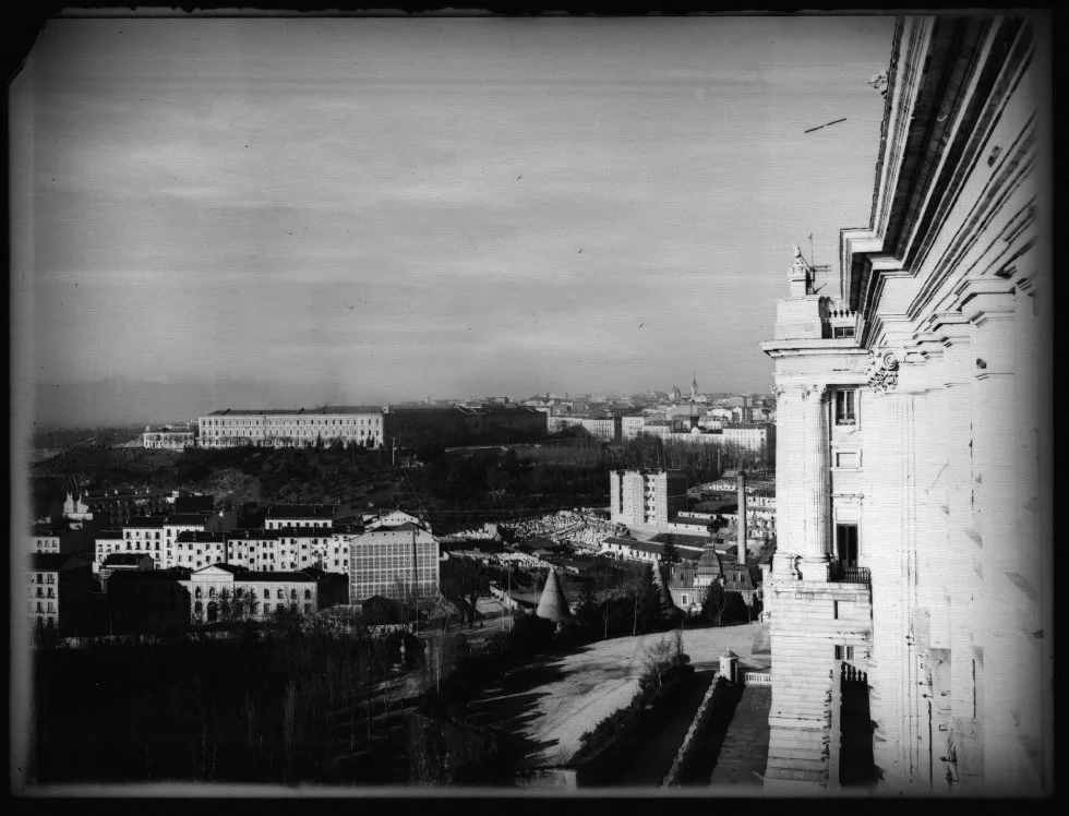 El Cuartel de la Montaña, al fondo, a la izquierda de la imagen (Fotografía: J. Laurent / Archivo Ruíz Vernacci / Instituto del Patrimonio Nacional de España)