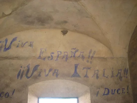 Detalle de las pintadas realizadas por soldados italianos de descanso en Ribera del Fresno (Fotografía: http://www.guerracivilenbadajoz.com/retaguardia-2/42-unidad-ctv-italiano-escritos-en-las-paredes-ribera-del-fresno)