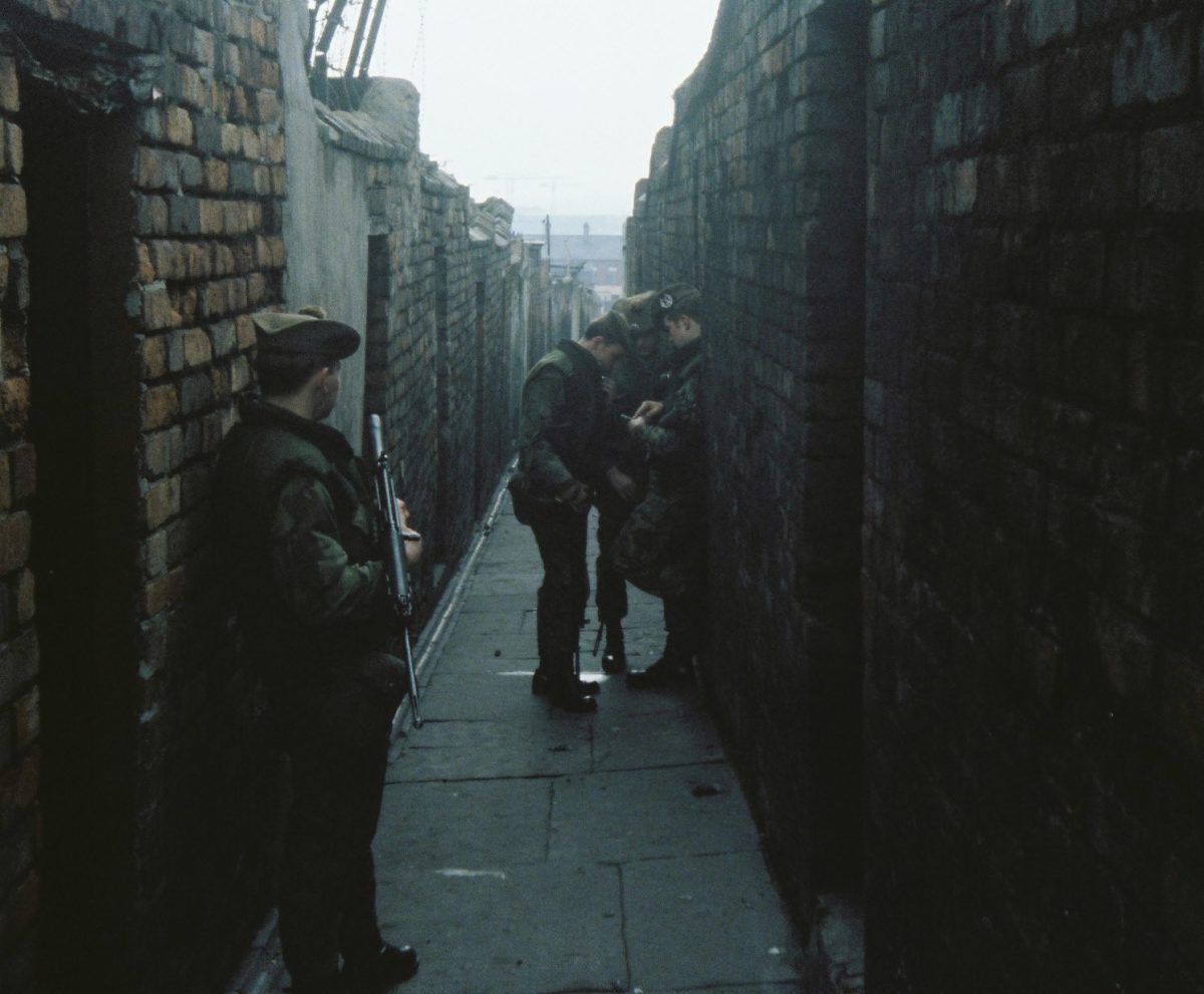 Gordons-on-patroll-in-Belfast-19778-checking-the-Map-in-a-Back-Alley-in-Belfast.-1200x991.jpg