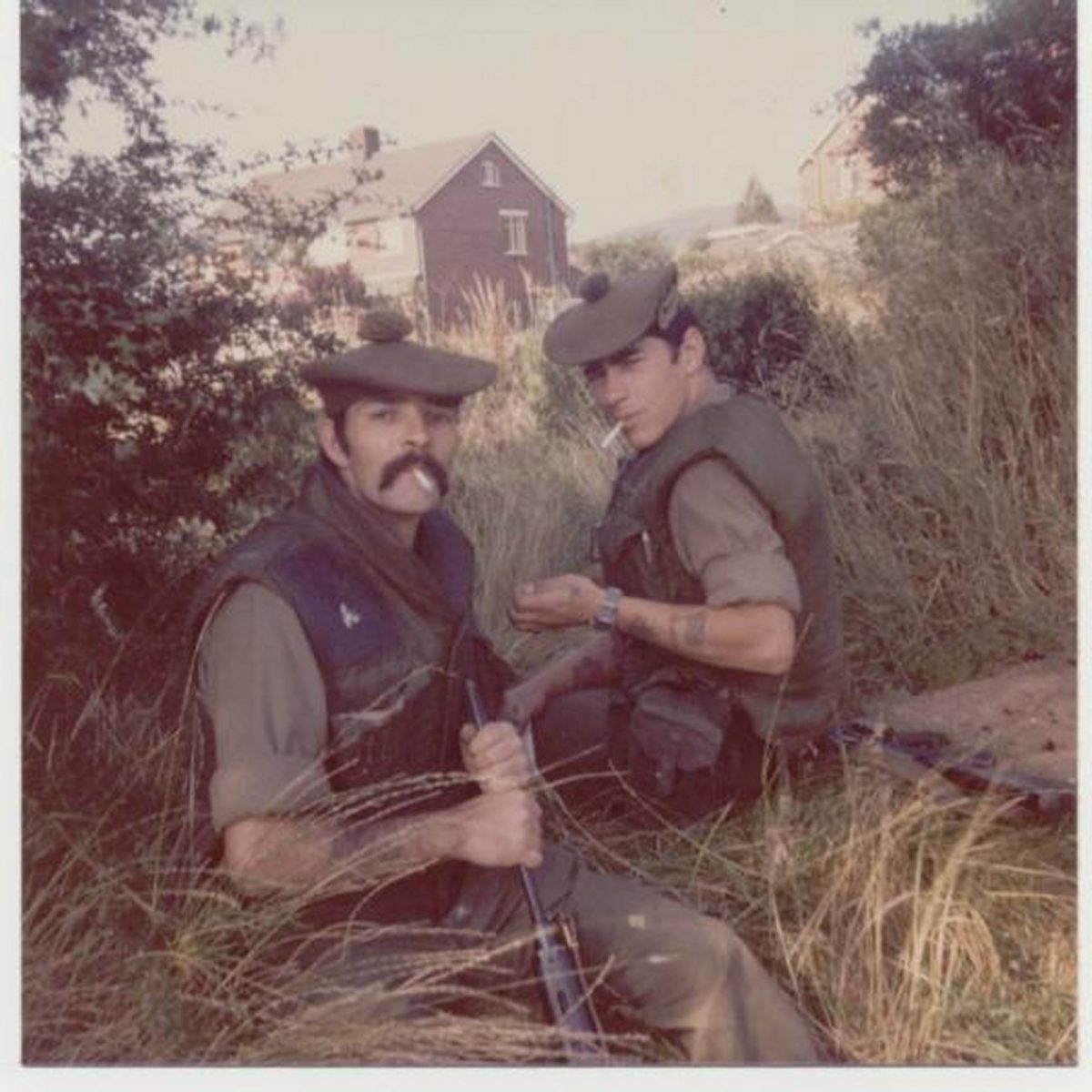 Gordon-Highlanders-Black-Robby-Brian-Jolly.-Fag-Break-on-patrol-in-Belfast-1200x1200.jpg