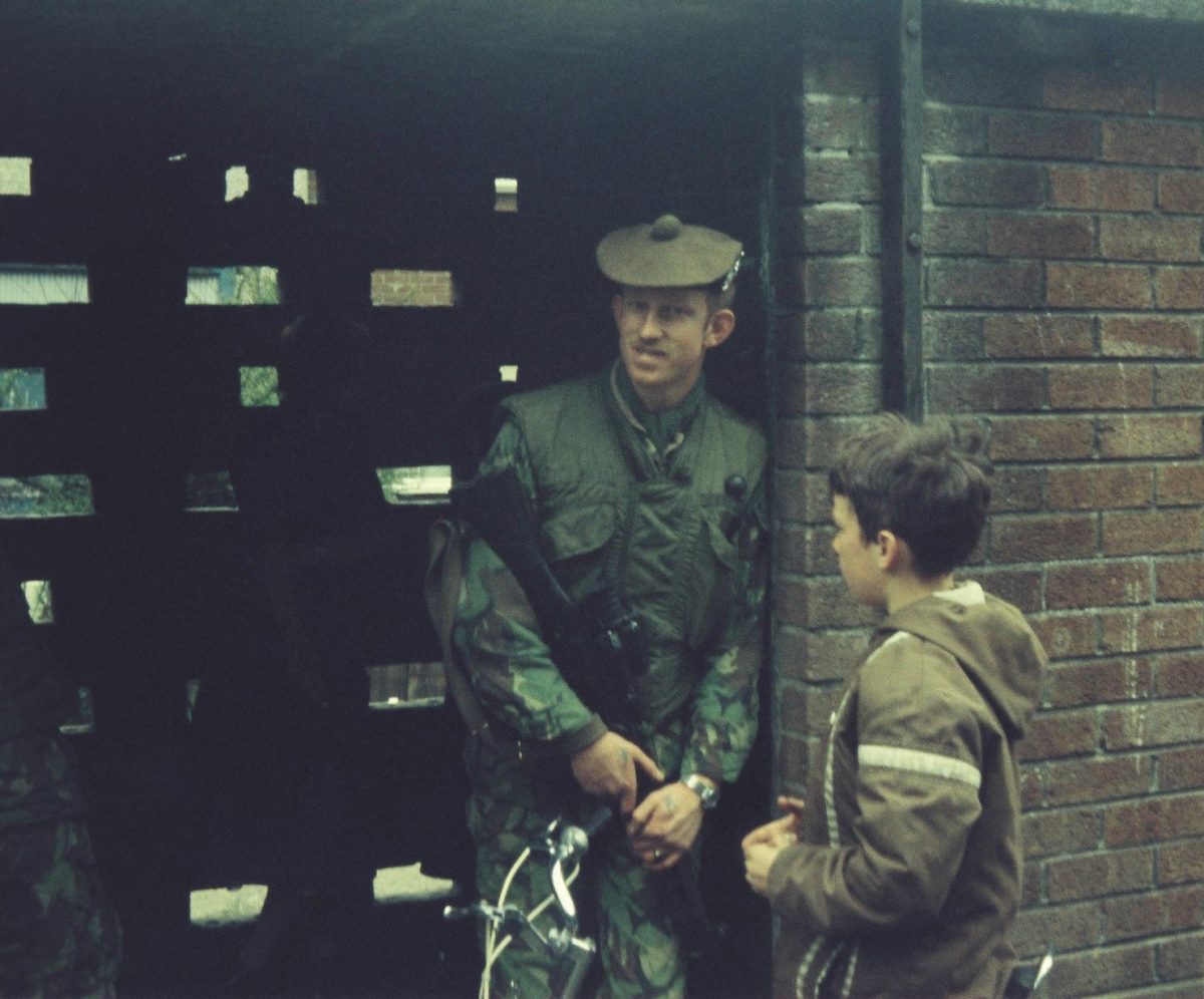 Gordon-Highlanders-on-Foot-Patrols-in-Bawnmore-Estate.-Belfast-1200x996.jpg