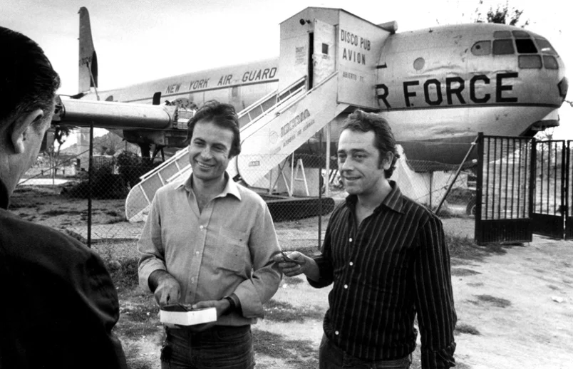 José Luis Manzano y José García junto a su avión-discoteca de Ávila