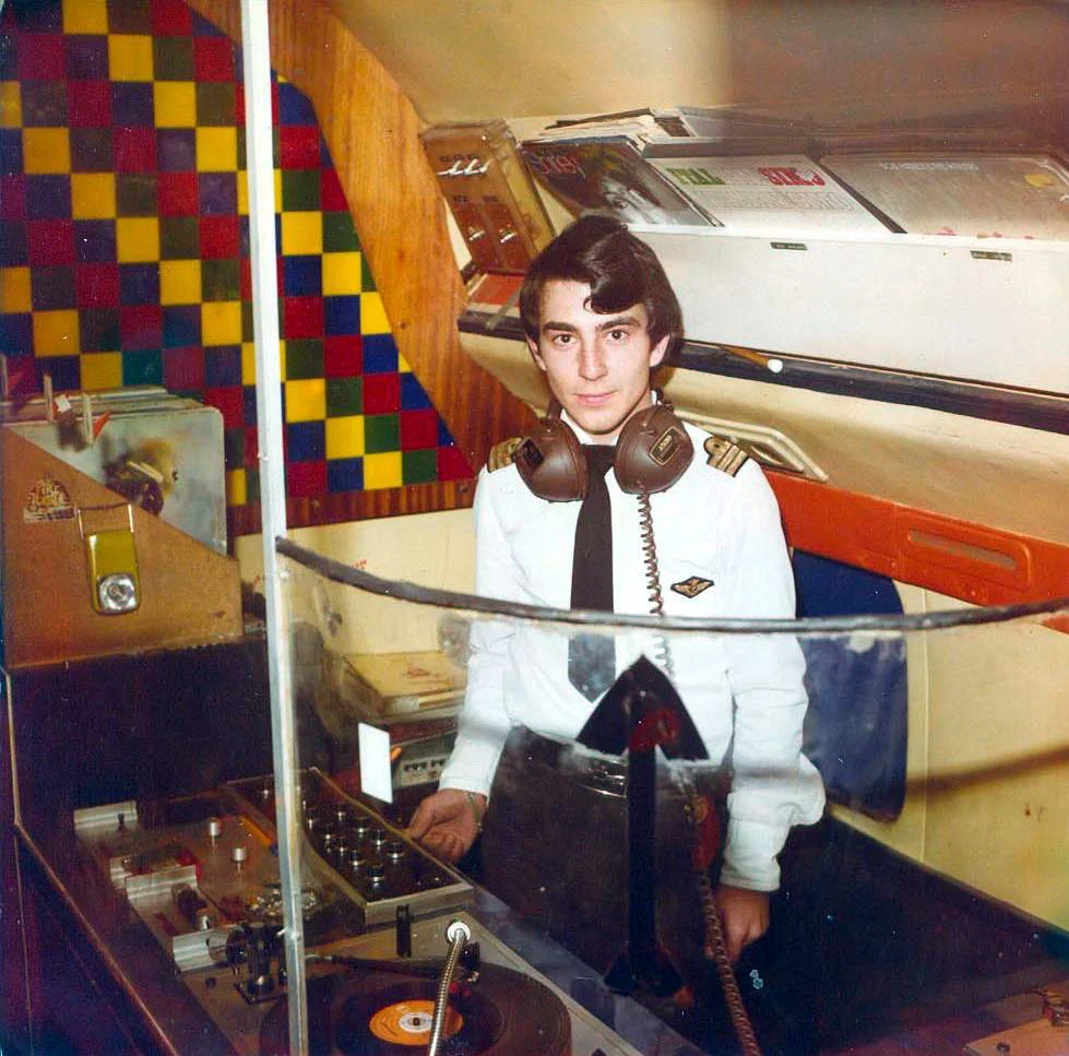 El increíble disc jockey de la Boite DC-7 de Valencia, vestido como si fuese piloto. Fotografía: valenciasecreta.com