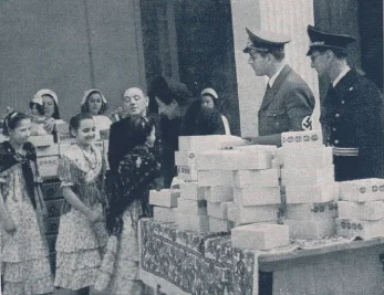 Representantes de Hitler reparten juguetes a los niños españoles en la embajada alemana ( Legiones y Falanges , enero de 1941)