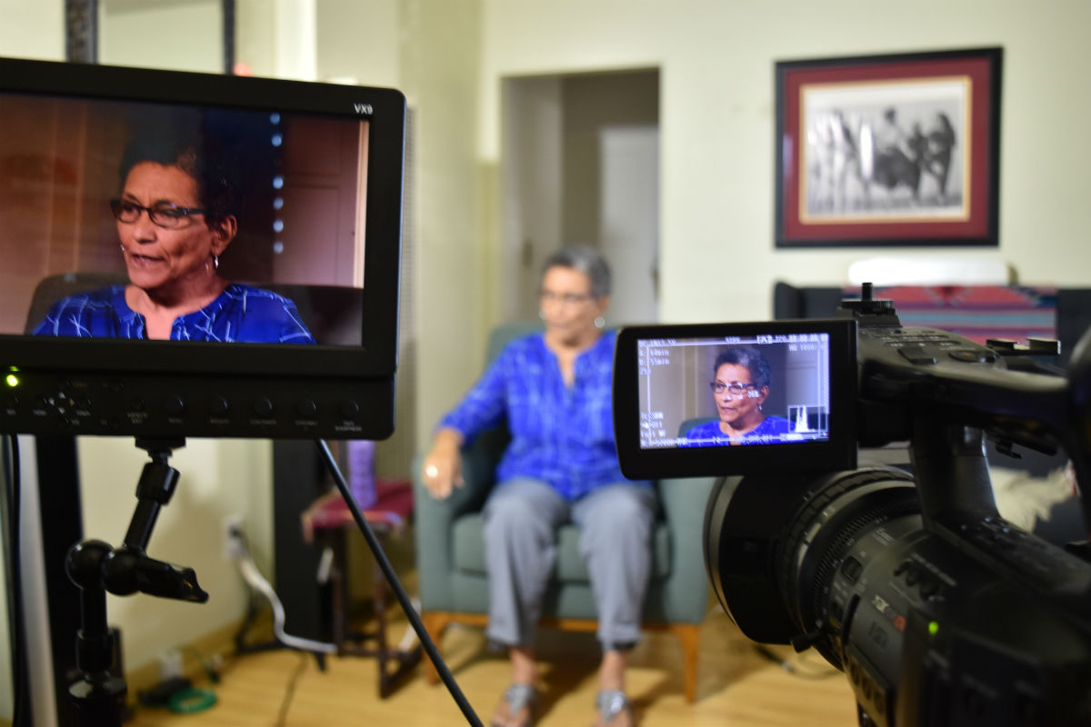 Roberta durante una entrevista para televisión. Fotografía: Smithsonian Folklife