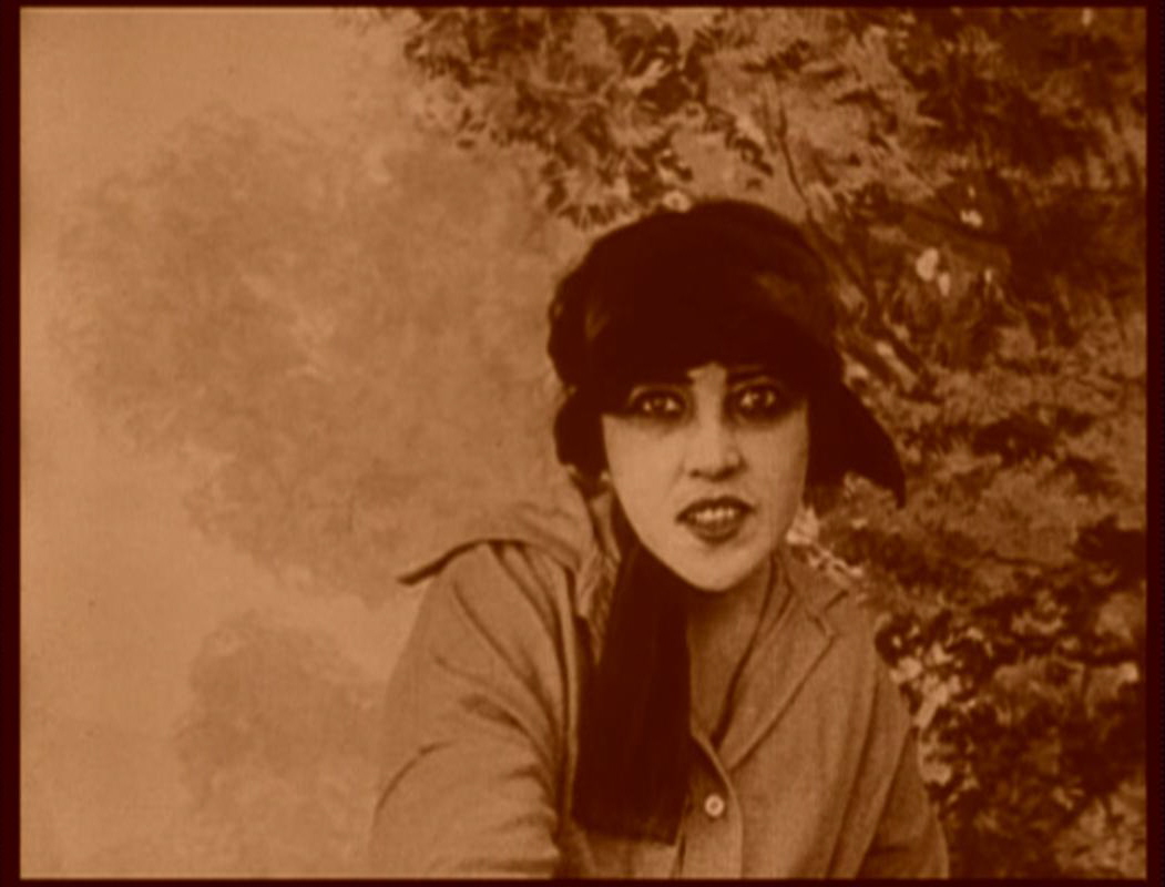 Dos fotogramas de Les Vampires