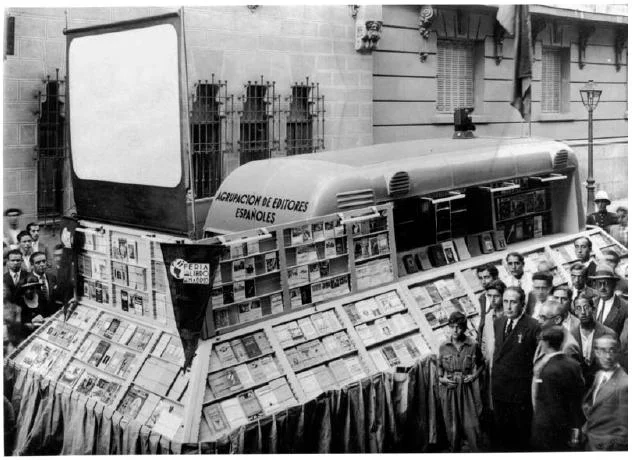 El espectacular camión-stand. En la parte delantera puede verse la pantalla de cine