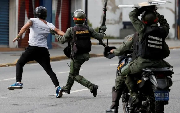 Represión en a manos de la Guardia Nacional. Fotografía: Reuters