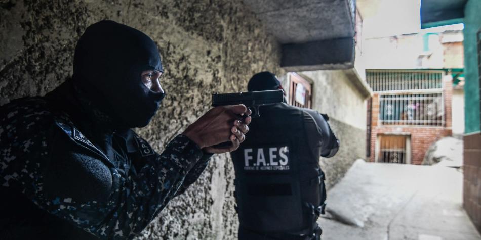 Dos miembros de las temidas FAES. Fotografía: AFP