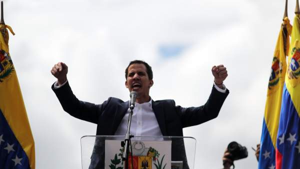 Juan Guaidó, en el momento de dirigirse a la multitud. EFE