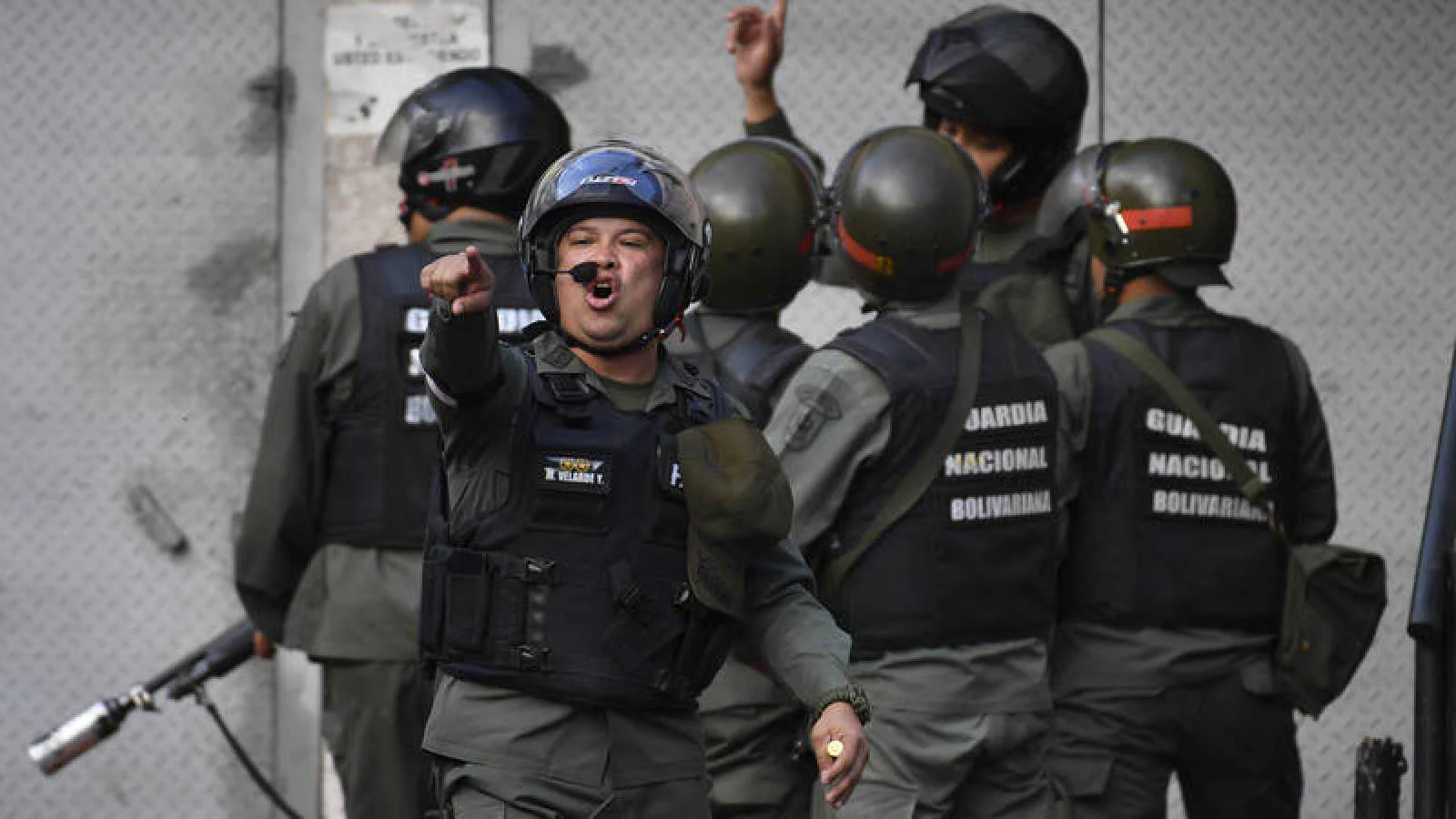 Miembros de la Guardia Nacional Bolivariana se enfrentan a los manifestantes. Fotografía: AFP