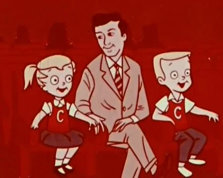 Dos escenas del video protagonizado por la pareja de niños