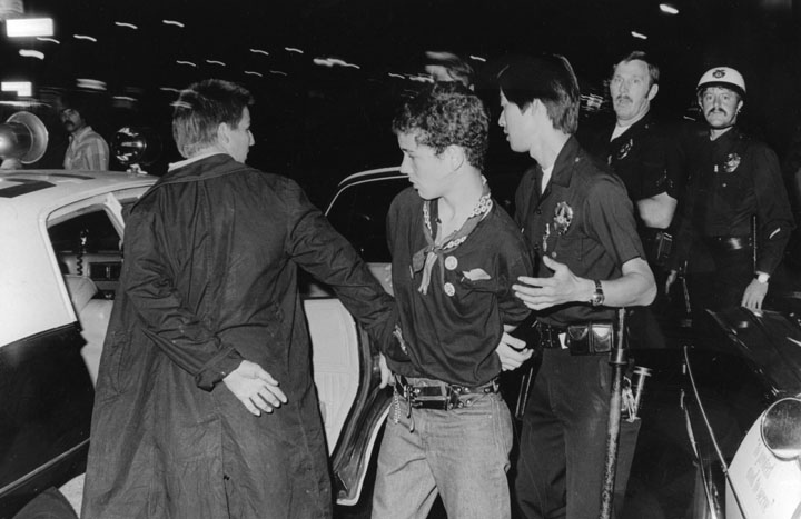 Una pareja de chicos detenidos tras un concierto de Blak Flag (1980). Fotografía: Ron Felsing