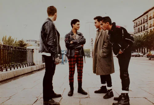 Punks en 1983 paseando por la zona del Palacio Real en Madrid. Fotografía: Archivo Regional de la Comunidad de Madrid