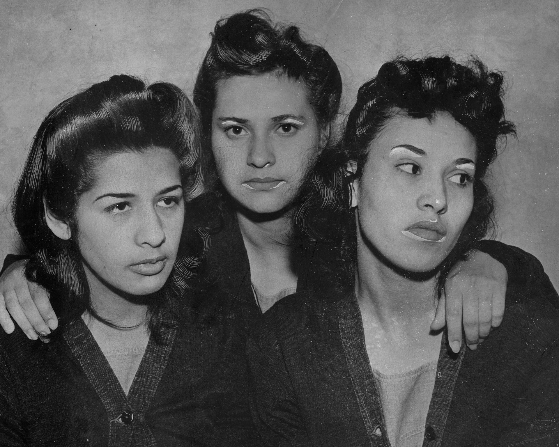 De izquierda a derecha: Alba Barrios, Francis Silva y Lorena Encinas en prisión acusadas de participar en la revuelta zoot suit de 1943. Fotografía: Herald-Examiner Collection/Los Angeles Public Library