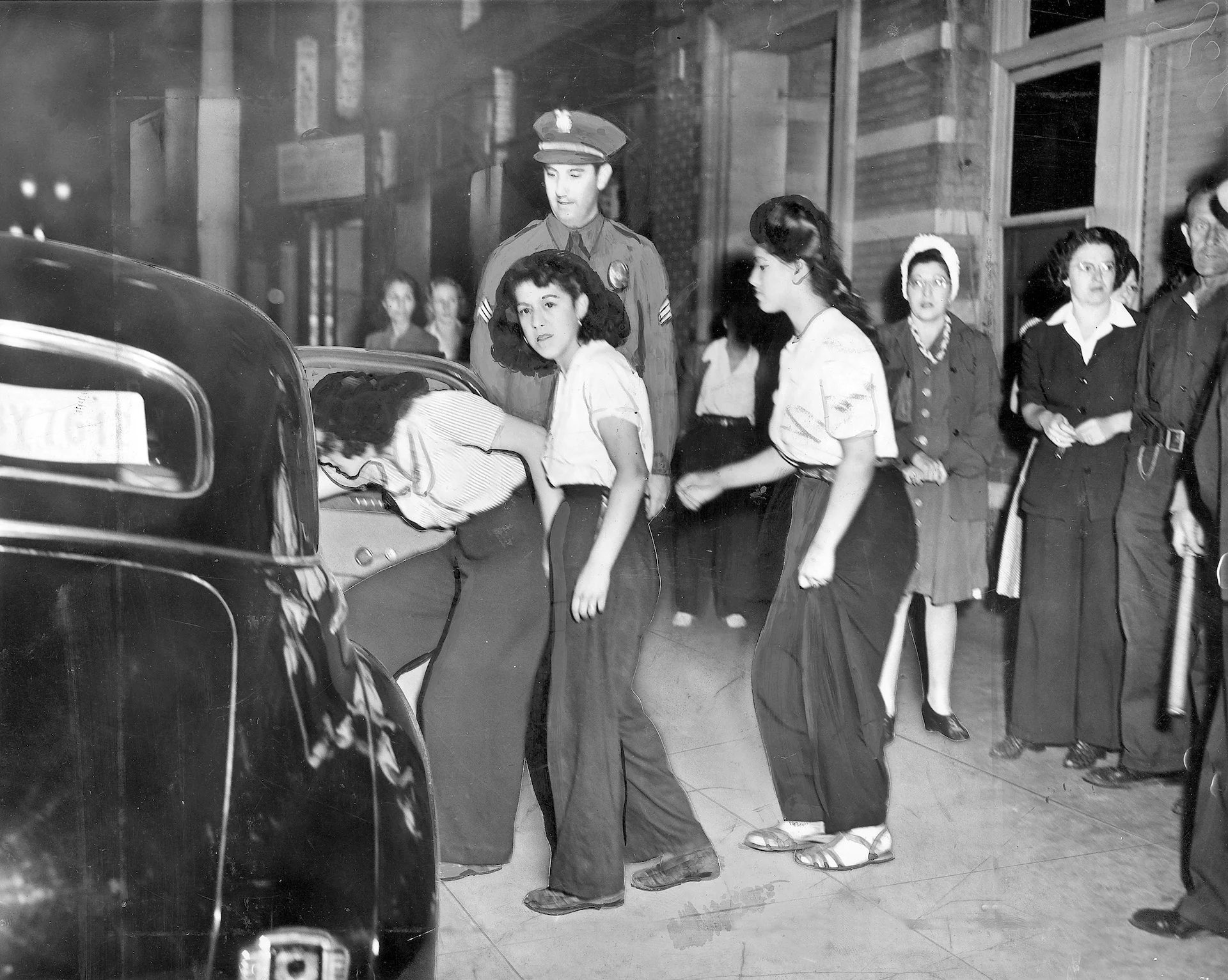 Varias chicas son detenidas durante los disturbios zoot suit de 1943. La prensa, en esta ocasión, afirmó que pertenecían a la «Banda de la Viuda Negra», un nombre posiblemente inventado (1942). Fotografía: Jack A. Herod / Los Angeles Times