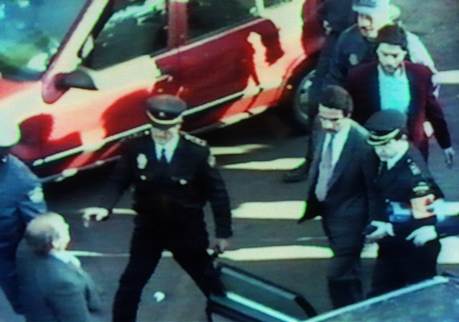 Aznar sale por su propio pie tras el atentado. Fotografía: Prensa Ibérica