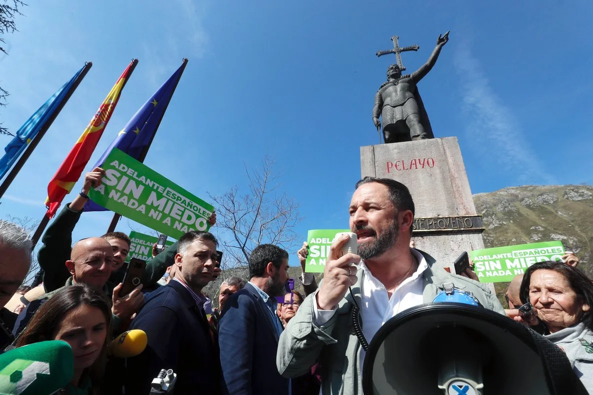 Santiago Abascal, a los pies del monumento a Pelayo, se dirige a sus seguidores. Fotografía. EFE