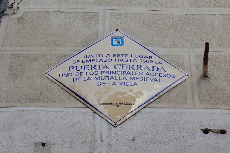 Placa que muestra el lugar en que estaba Puerta Cerrada