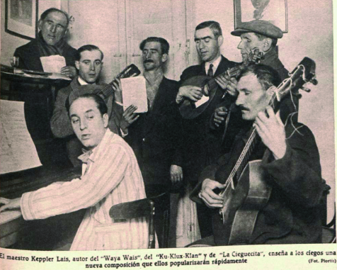 Un compositor enseñando en su propia casa nuevas canciones a una banda de músicos ciegos ( Crónica , marzo de 1931)