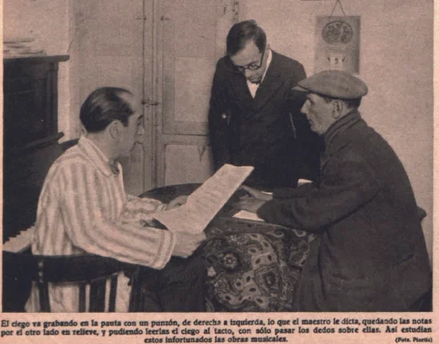 Ciegos grabando con un punzón las notas musicales que les dicta un compositor para luego interpretarlas en la calle ( Crónica , marzo de 1931)