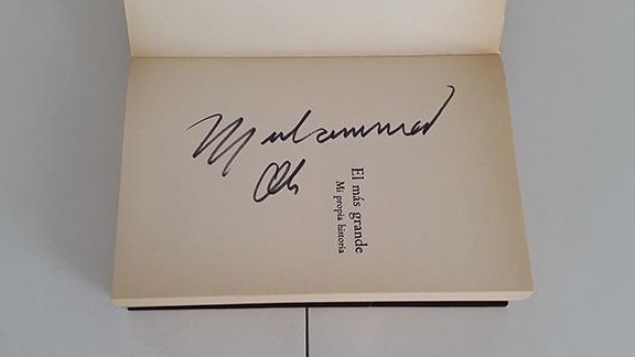 Ejemplar de su autobiografía firmado por Alí