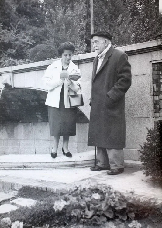 una mujer recita a Baroja ¡junto a Baroja! un año antes de que falleciera (1955). Archivo Regional de Madrid