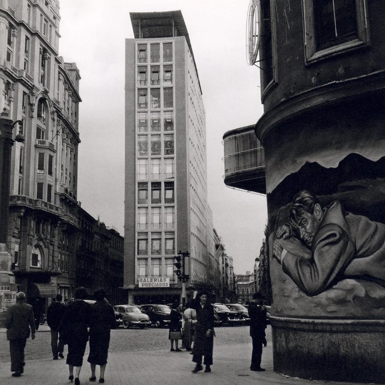 Madrid, 1955. La plaza de Callao, al fondo Galerías Preciados. A la derecha, carteles pintados a mano del estreno en los Cines Callao. (Fotografía: Cas Oorthuys)