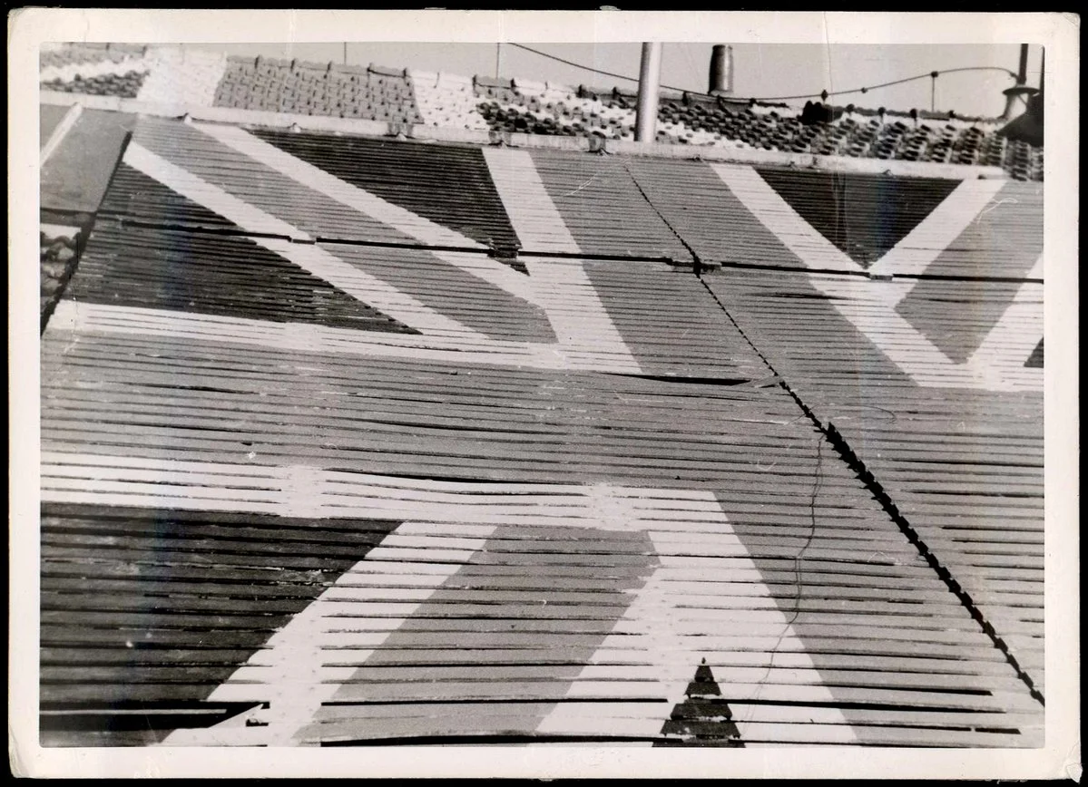 bandera inglesa pintada en el tejado de la Embajada de Inglaterra en Madrid para advertir a la aviación fascista de no bombardearla. Aún así fue bombardeada en febrero de 1937. Fotografía: Aguayo / BNE