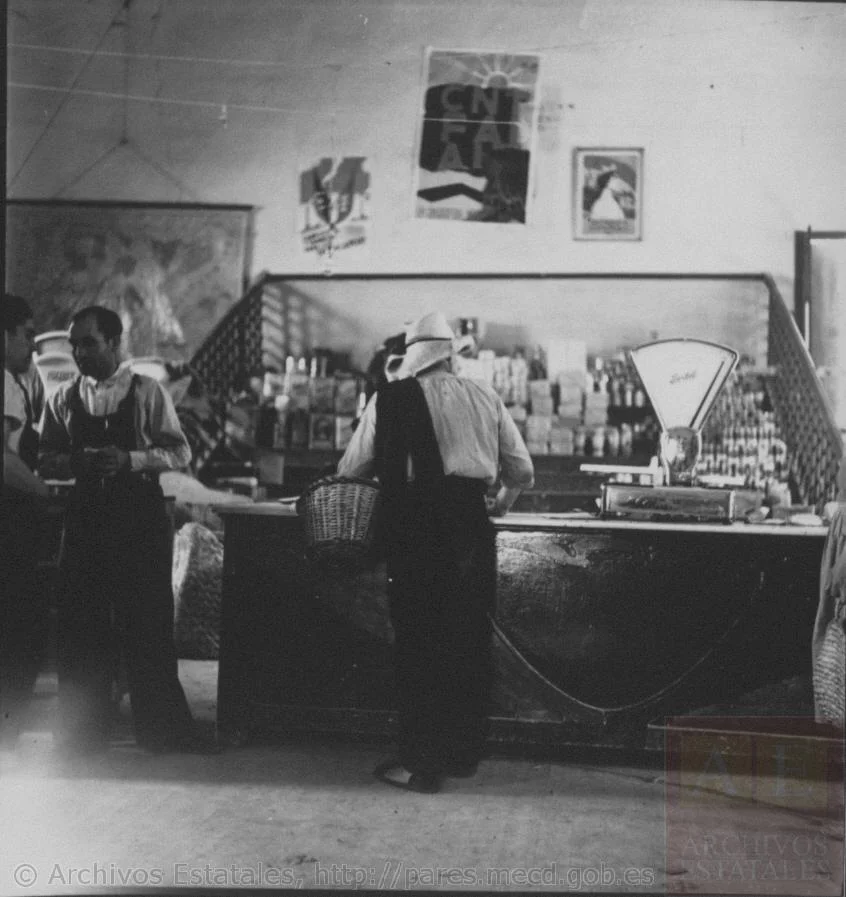 Carteles de CNT/FAI en el mercado de Játiva (Valencia). Fotografía: Kati Horna (1936-1939)