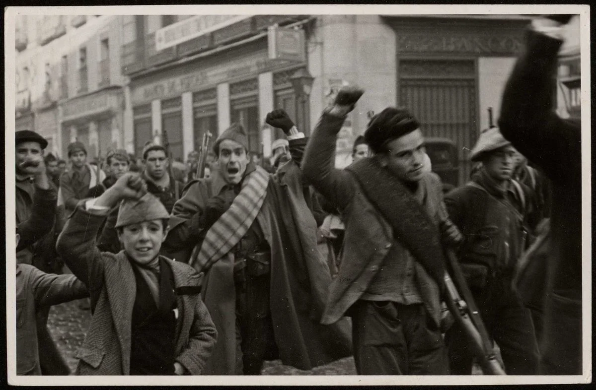 La primera Brigada de Choque (albañiles, oficinistas, obreros. Muchos de ellos morirán ese mismo día) caminando hacia el Frente atraviesa el centro de Madrid (Madrid, julio de 1936). Albero y Segovia / BNE