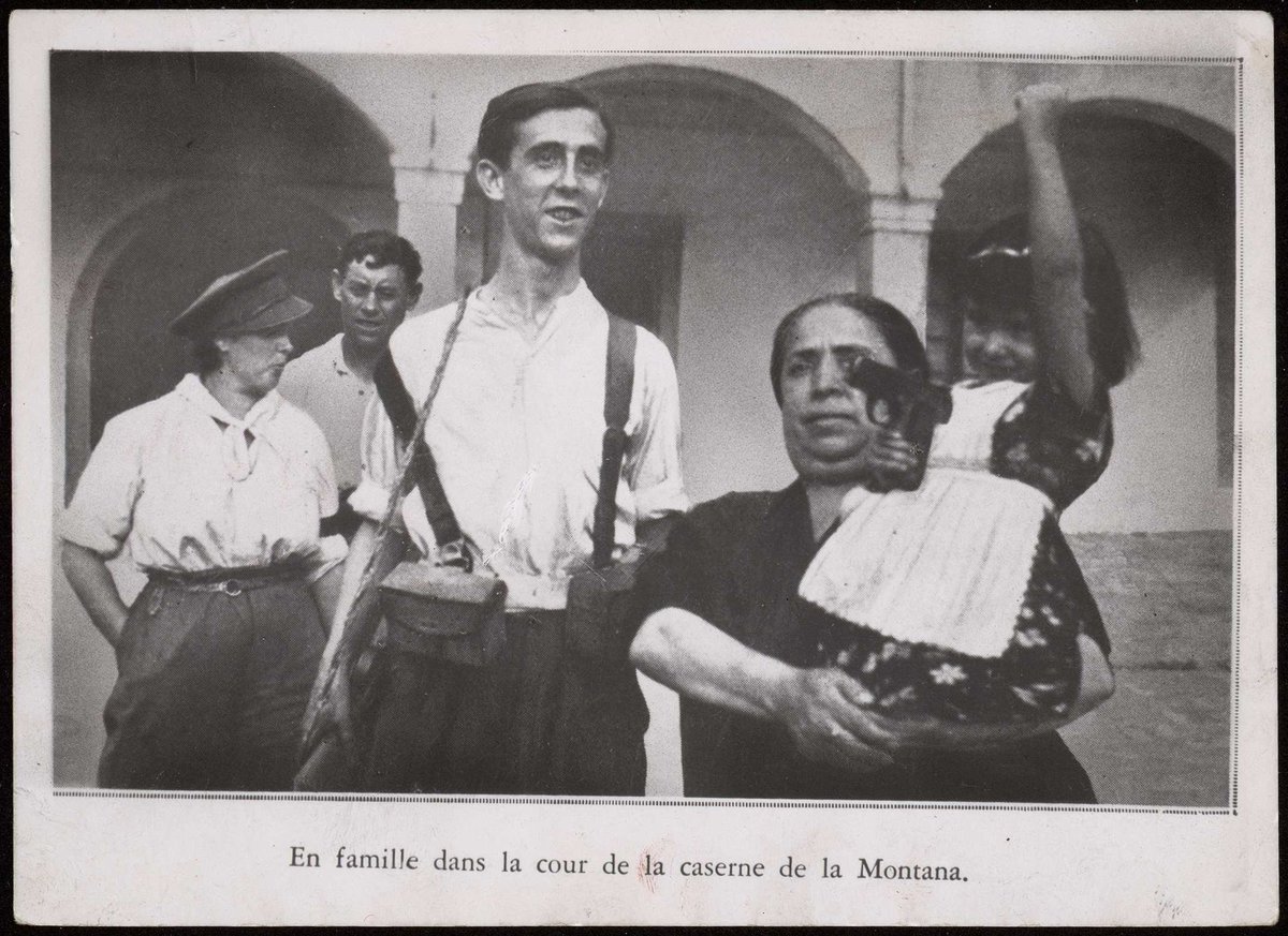 Una familia al completo, incluida una niña sujetando una pistola, tras la heroica toma del Cuartel de la Montaña (Madrid, julio de 1936). Albero y Segovia. BNE