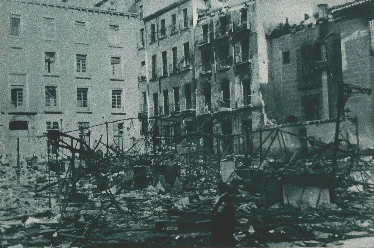 Plaza del Carmen de Madrid (a la derecha puede verse el edificio de los antiguos cines Acteón) tras el bombardeo fascista (noviembre de 1936). Foto: Santos Yubero