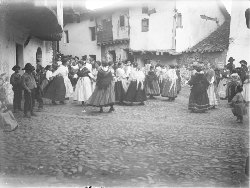 BAILE EN LA PLAZA DE GUISANDO (Ávila) en 1921-1922. FOTOGRAFÍA: OTTO Wunderlich
