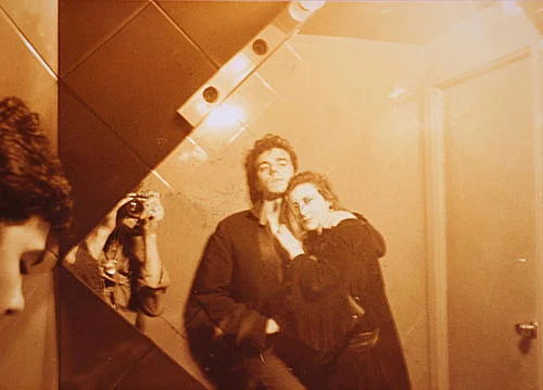 Jaime Urrutia de Gabinete Caligari y su novia fotografiados en el baño