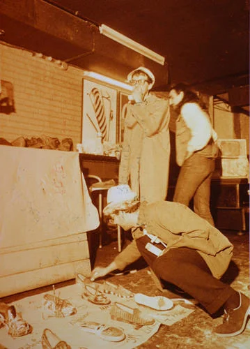 Poch de Derribos Arias y su clon durante una performance. También Iñaki, de Glutamato Ye-Yé