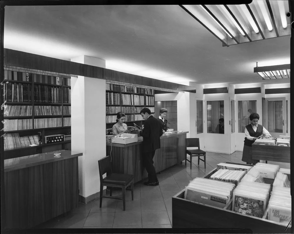 Interior de una tienda de discos (1964), posiblemente en Madrid. Fotografía: Pando Barrero.