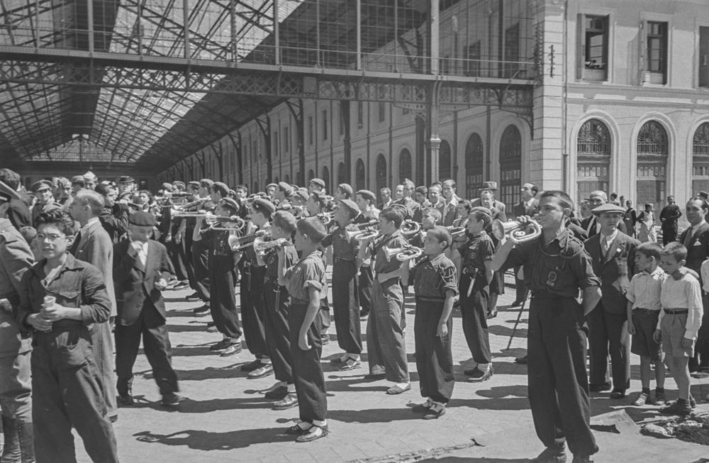 Salida División Azul. Banda de música formada por niños de uniforme en la estación del Norte de Madrid, actualmente Príncipe Pío, tocando como despedida a la División Azul (1940). Fotografía: Otto Wunderlich