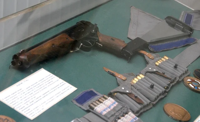 La pistola TP-82, que incluía machete