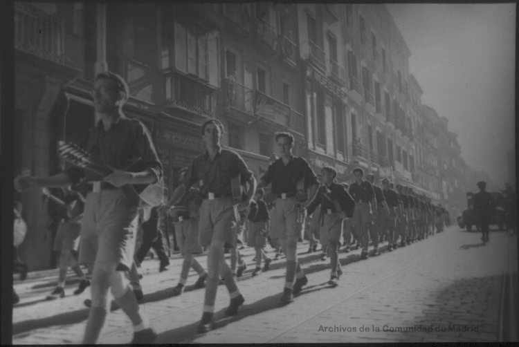 Guitarristas fascistas. Flechas y pelayos falangistas, guitarra en mano, desfilando por el centro de Madrid en septiembre de 1943. Fotografía: Santos Yubero