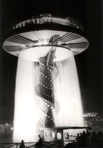 El restaurante del Parque de Atracciones de Madrid de noche y en todo su esplendor (1969). Fotografía: Archivo Regional de la Comunidad de Madrid