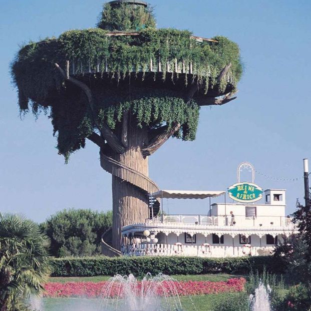 El Platillo Volante convertido en la Casa Árbol. A su lado, el Reina de África