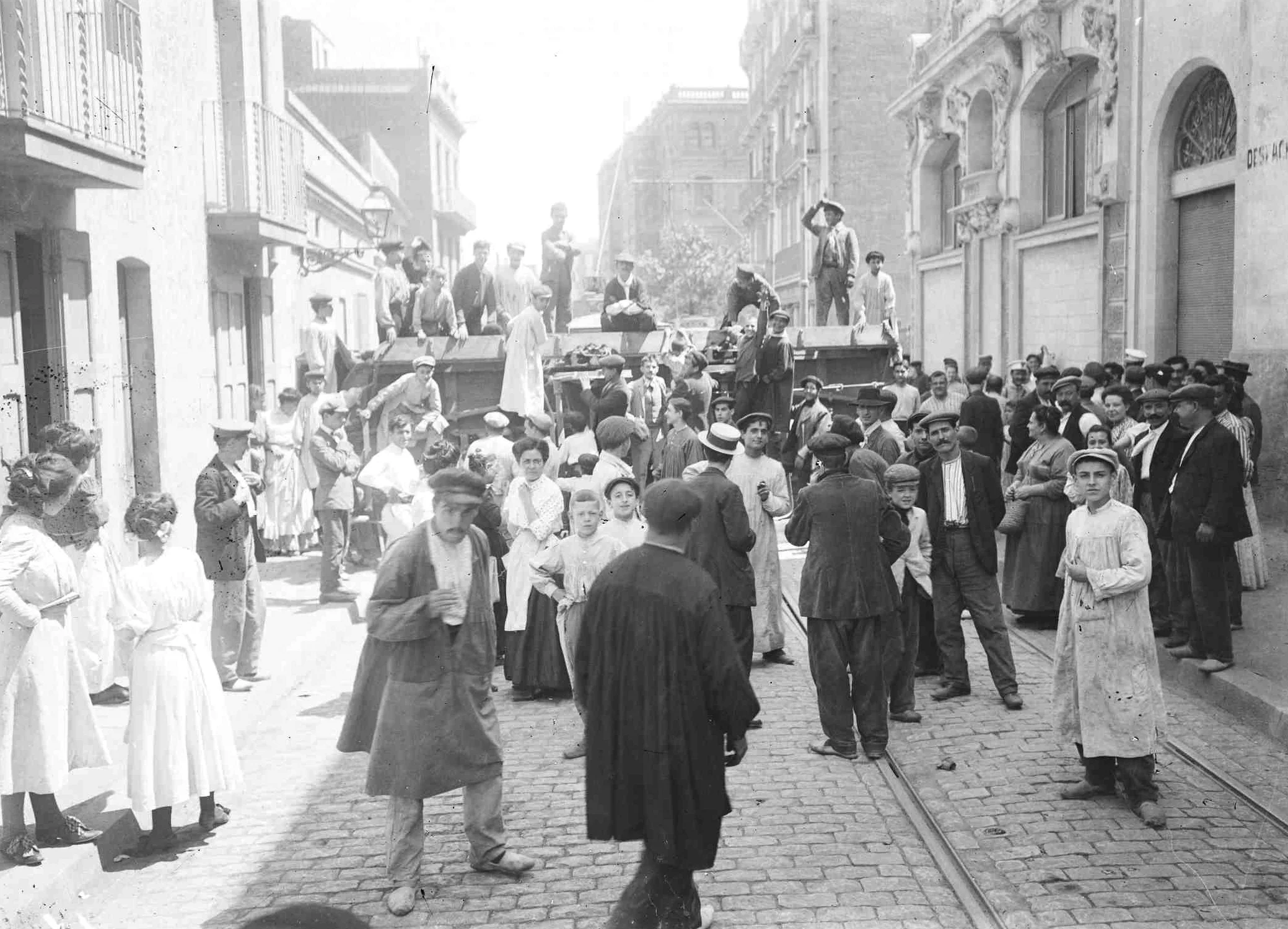 Barricadas cerrando el paso de las fuerzas de seguridad durante la Semana Trágica de Barcelona (julio-agosto de 1909)