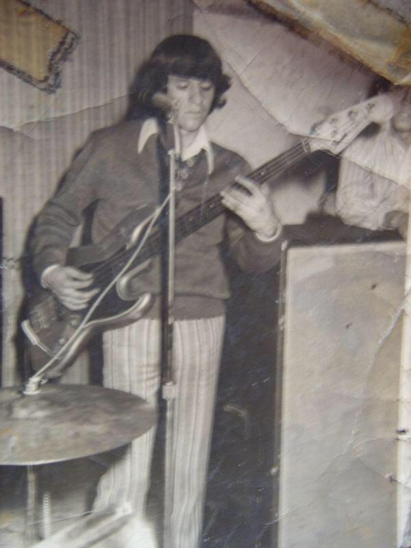 Una verdadera rareza de fotografía. Polo Pepo como bajista en su adolescencia. Fotografía: Archivo La Vida Es un Mus