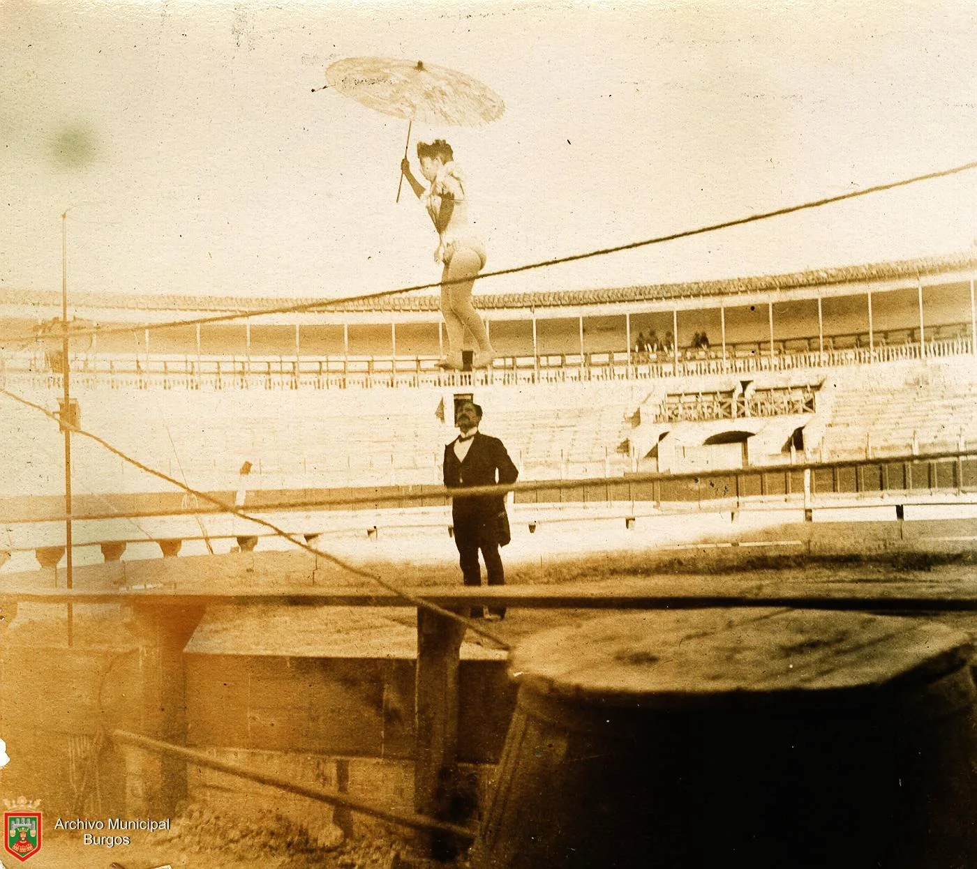 Mujer equilibrista de Circo en la Plaza de Toros de Burgos (1894). Fotografía: Ayto. Burgos