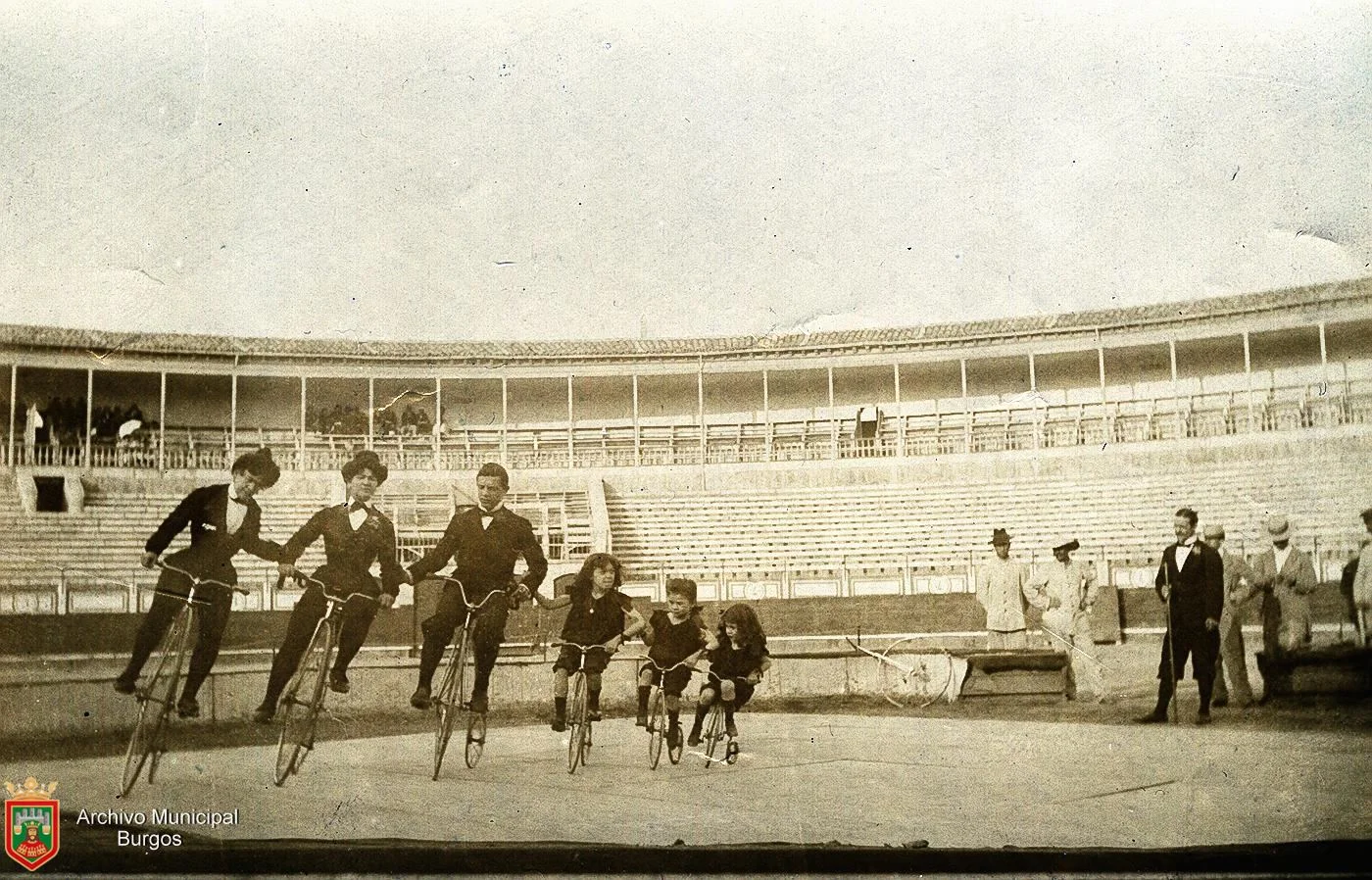 Acróbatas de circo en bicicleta en la Plaza de Toros de Burgos (1903). Fotografía: Ayto. Burgos