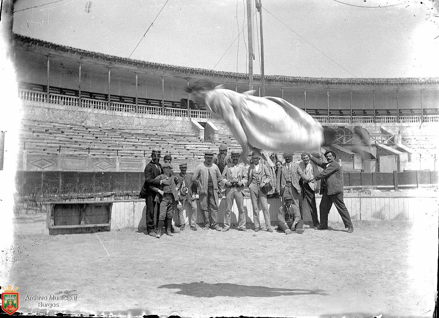 Acróbata de circo dando una voltereta en el aire en la Plaza de Toros de Burgos (circa 1893). Fotografía: Ayto. Burgos